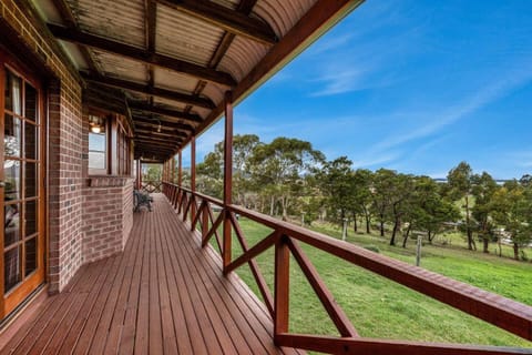 Hilltop Retreat, Water Views House in Tasmania