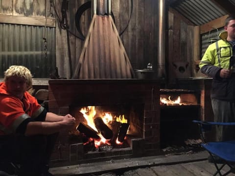 Hilltop Retreat, Water Views House in Tasmania