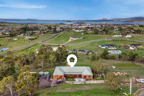 Hilltop Retreat, Water Views House in Tasmania