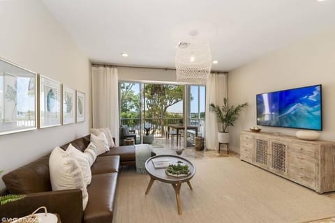 TV and multimedia, Living room, Evening entertainment