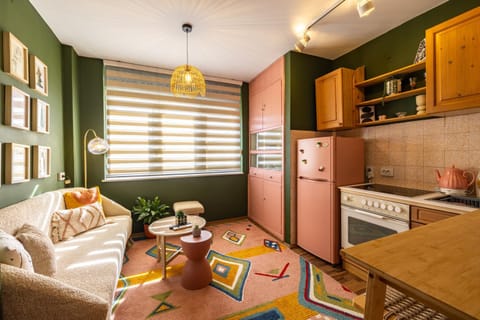 Kitchen or kitchenette, Living room, Seating area, Dining area, dishwasher, minibar, oven, stove