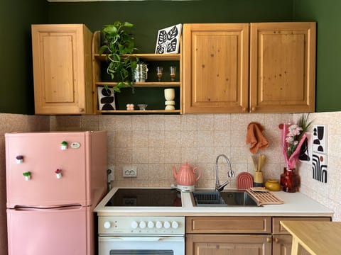 Kitchen or kitchenette, dishwasher, minibar, oven, stove