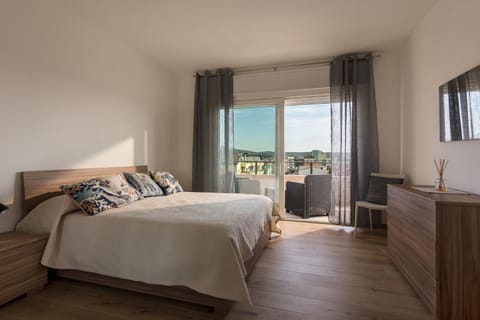 Bed, Natural landscape, TV and multimedia, View (from property/room), Balcony/Terrace, Living room, Other, Photo of the whole room, Seating area, Animals, Bedroom, Text overlay, Pets, Guests, Landmark view, Mountain view, Sea view, Street view, Area and facilities, children, older children, Family, furniture, hair dresser, heating, internet, locker, pet friendly, towels, trouser press, wedding, washing machine, air conditioner
