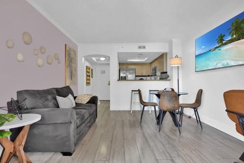 TV and multimedia, Kitchen or kitchenette, Living room, Seating area, Dining area