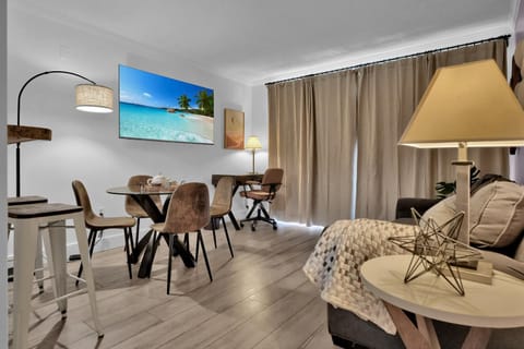 TV and multimedia, Living room, Seating area, Dining area