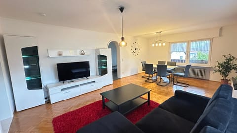 Communal lounge/ TV room, TV and multimedia, Living room, Seating area, Dining area, Evening entertainment