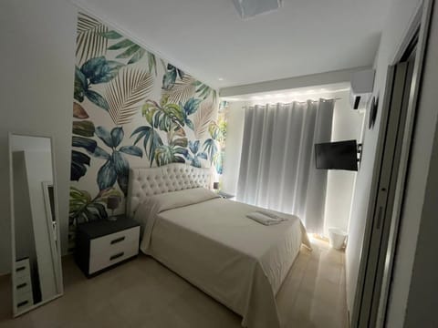 Bed, TV and multimedia, Bedroom