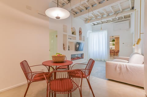 TV and multimedia, Living room, Seating area, Dining area