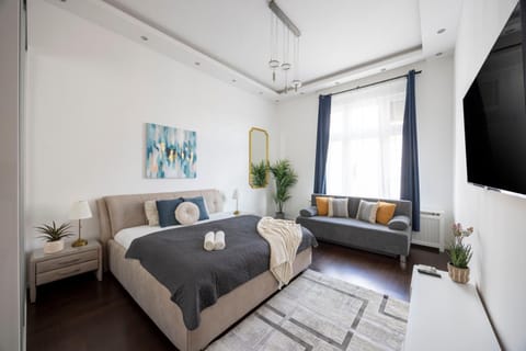 Bed, TV and multimedia, Living room, Photo of the whole room, Seating area, Bedroom
