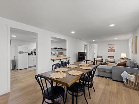Kitchen or kitchenette, Living room, Seating area, Dining area