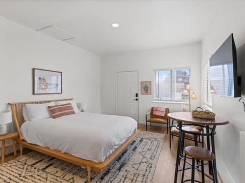 Bed, TV and multimedia, Living room, Photo of the whole room, Seating area, Dining area, Bedroom