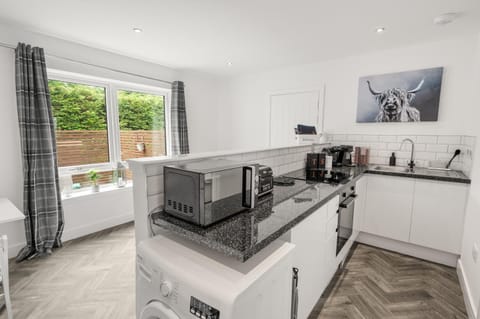 Coffee/tea facilities, Kitchen or kitchenette, oven, stove, toaster