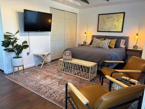 Bed, TV and multimedia, Photo of the whole room, Seating area, Evening entertainment, Bedroom