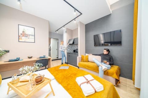 Bed, TV and multimedia, Kitchen or kitchenette, Photo of the whole room, Seating area, Dining area, Evening entertainment, Bedroom