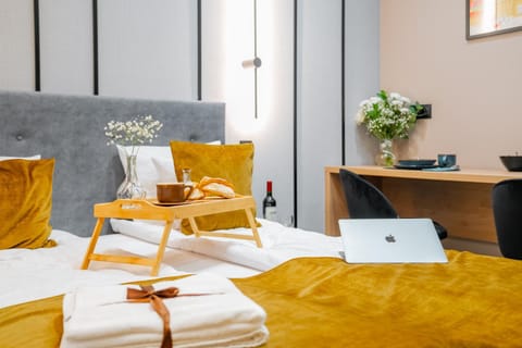 Bed, Photo of the whole room, Seating area, Bedroom, towels