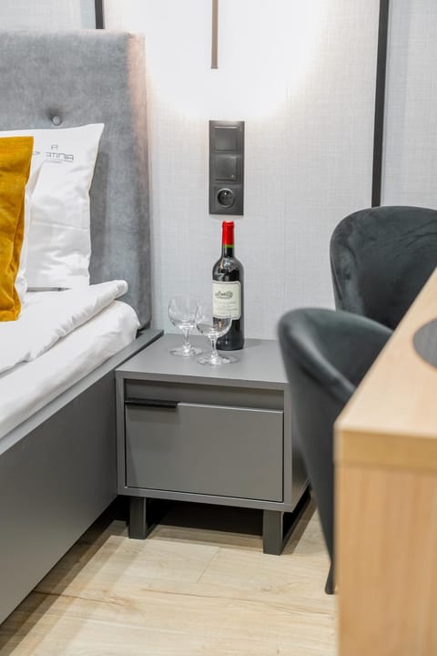 Photo of the whole room, Alcoholic drinks