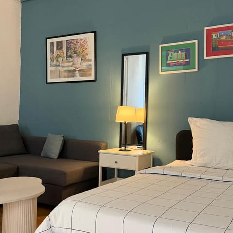 Photo of the whole room, Seating area