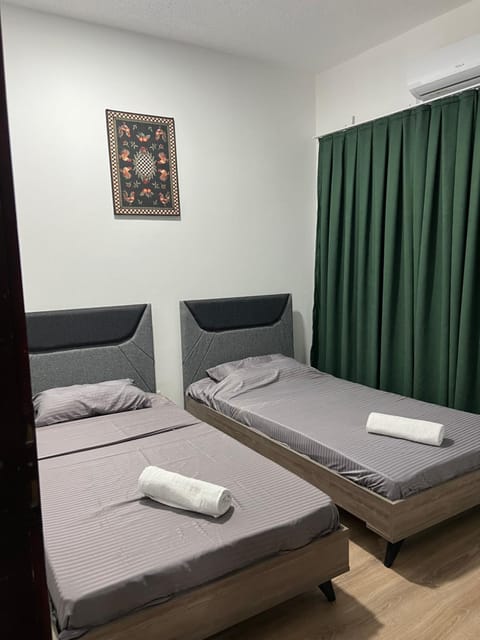 Bed, Photo of the whole room, towels