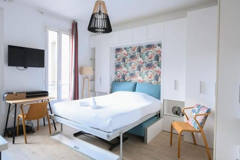 Bed, Living room, Photo of the whole room, Seating area, Bedroom, towels
