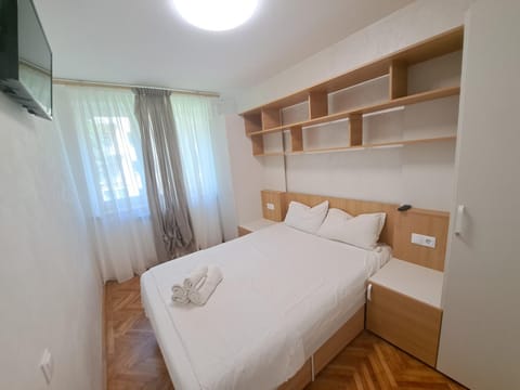 Bed, TV and multimedia, Photo of the whole room, Bedroom, towels, wardrobe