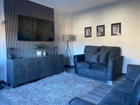 TV and multimedia, Living room, Evening entertainment