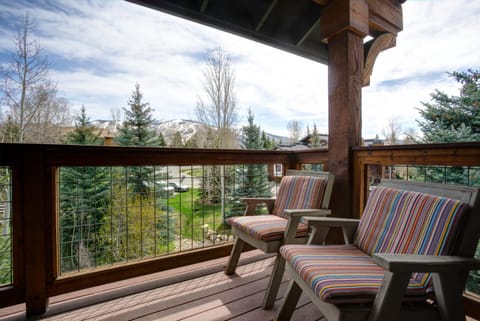 Hot Tubs, Washer & Dryer, Free Bus, Perfect for 3 Couples House in Steamboat Springs