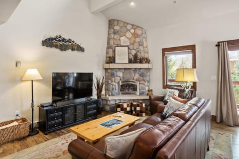 Hot Tubs, Washer & Dryer, Free Bus, Perfect for 3 Couples House in Steamboat Springs