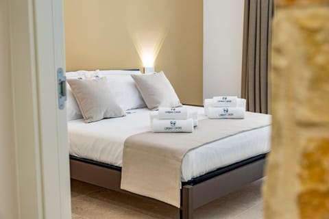 Bed, Photo of the whole room, Decorative detail, Bedroom