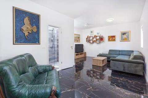 TV and multimedia, Seating area