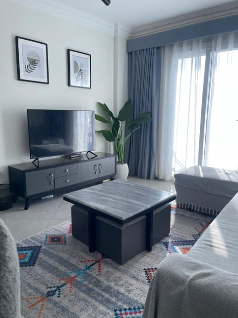 TV and multimedia, Living room, Seating area, Evening entertainment