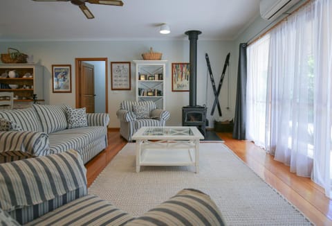 TV and multimedia, Living room, Seating area, fireplace, heating, pet friendly, air conditioner