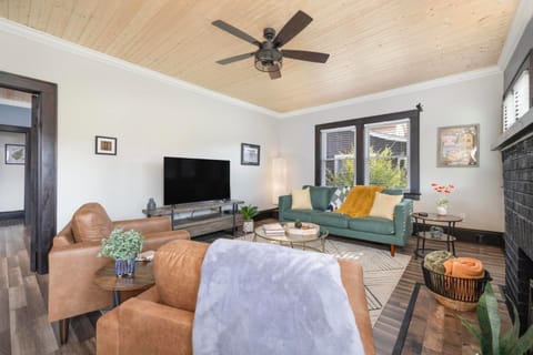 Walk to State Street - Remodeled Home House in Bristol