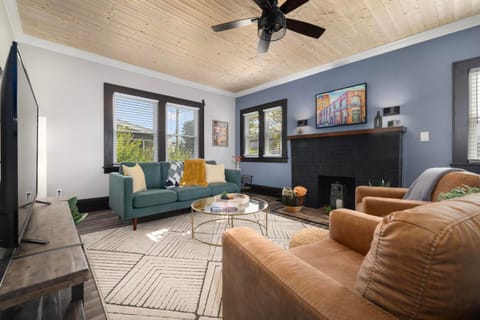 Walk to State Street - Remodeled Home House in Bristol