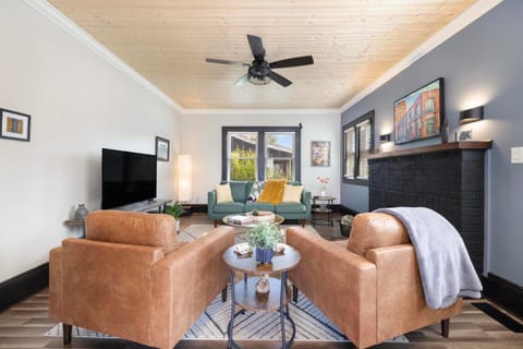 Walk to State Street - Remodeled Home House in Bristol