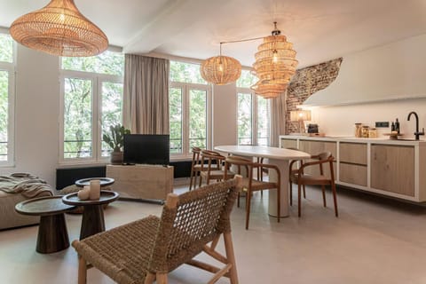 TV and multimedia, Kitchen or kitchenette, Living room, Seating area, Dining area