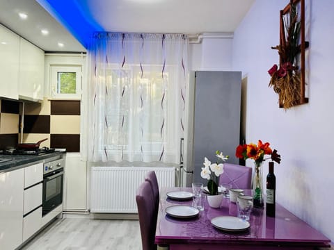 Kitchen or kitchenette, Dining area, oven, stove