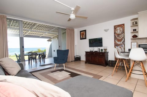 Communal lounge/ TV room, Natural landscape, TV and multimedia, Living room, Seating area, Dining area, Evening entertainment, Sea view