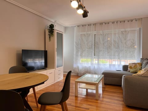 Communal lounge/ TV room, TV and multimedia, Living room, Seating area, Dining area