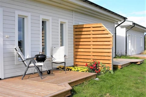 Property building, Patio, Day, Garden, Garden view