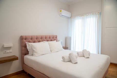 Bed, Bedroom, towels, air conditioner