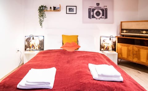 Bed, Bedroom, towels