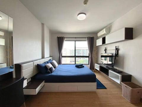 Bed, TV and multimedia, Bedroom