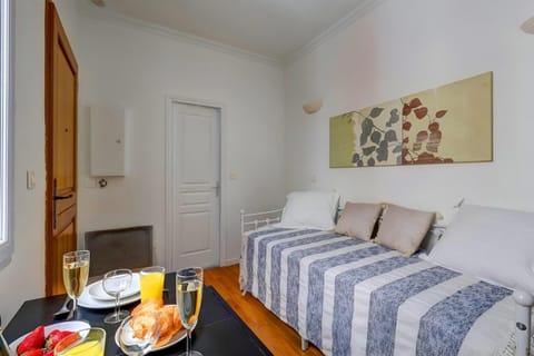 Bed, Living room, Dining area, Bedroom
