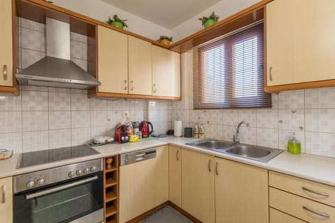 Kitchen or kitchenette, dishwasher, minibar, stove