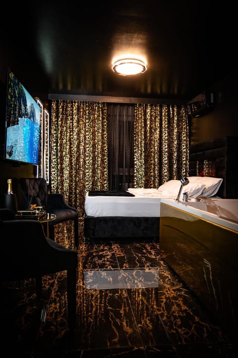 Bed, TV and multimedia, Photo of the whole room