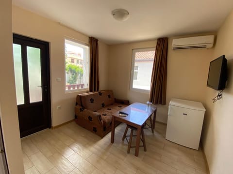 Communal lounge/ TV room, TV and multimedia, Living room, Seating area, air conditioner