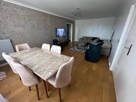 Grand appartement proche Paris Apartment in Île-de-France