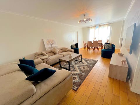 Grand appartement proche Paris Apartment in Île-de-France