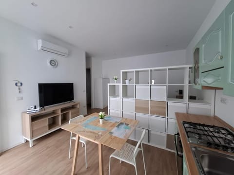 Communal lounge/ TV room, TV and multimedia, Kitchen or kitchenette, Photo of the whole room, Dining area, pet friendly, air conditioner