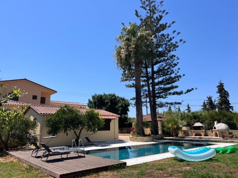 Property building, Day, Garden, Garden view, Swimming pool